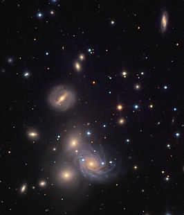 Het heldere spiraalstelsel midden onder is NGC 70, links daaronder liggen NGC 68, NGC 67, en NGC 67A, links boven NGC 70 ligt NGC 71, en links van het midden NGC 72, NGC 69 ligt links van NGC 71.[1]. Noord is rechtsonder.