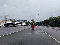 La gare routière, accolée à l'entrée sud de la gare, avec à gauche le parking-relais. Le bus 220 en provenance de la gare de Bry-sur-Marne y est stationné à son terminus.