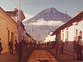 Ulica w Antigua Guatemala, w tle wulkan de Agua