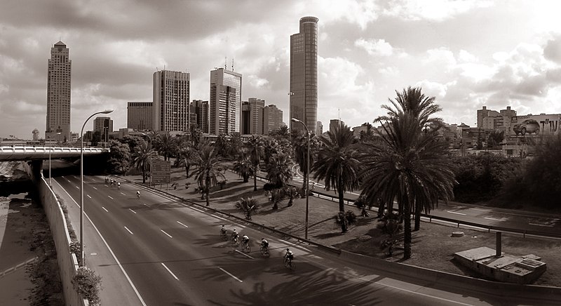 File:Yom Kippur on Highway 20 Tel-Aviv.jpg