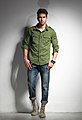 Modello in jeans e camicia stile militare.