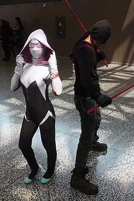 Cosplayers als Spider-Gwen en Daredevil tijdens Montreal ComicCon 2015.