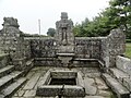 La même fontaine.