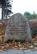 A roughly dressed block of granite, about waist-high, the inscription reading "Am 1.8.1963 wurde 150 m von hier HELMUT KLEINERT vor dem Überschreiten der Demarkationslinie eschossen".