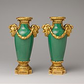 Pereche de vaze montate (vase à monter); 1765–1770; porțelan în monturi de bronz doré; 28,9 x 17,1 cm; Muzeul Metropolitan de Artă