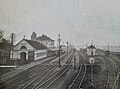 Achterkant van station met rechts een sporenbundel voor het goederenvervoer uit Moerbeke