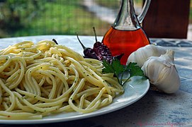 Spaghetti aglio e olio e peperoncino : ail, huile et piment.