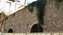 Photo showing a section of the Roman wall in Nantes.