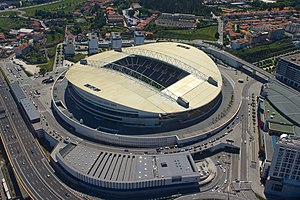 Im Bildvordergrund liegt die Dragão Arena, direkt neben dem Estádio do Dragão (Mai 2015)