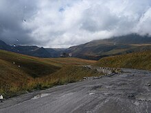 Die Strecke über den Kreuzpass, das Denkmal der Freundschaft der Sowjetischen Völker im Blick