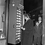 Grammofoonplatenautomaat in de Kalverstraat in Amsterdam in 1958