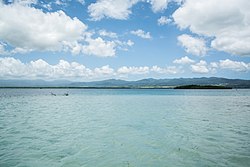 Le Grand Cul-de-sac marin et la Basse-Terre à l'horizon.