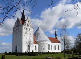 Horne Kirke met centraal de oorspronkelijke versterkte toren.