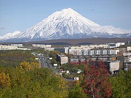 Petropavlovsk-Kamtjatskij med Avatjinskaja Sopka i bakgrunden.