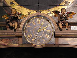 Horloge habituelle avec statues d'anges