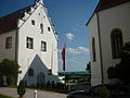 Dienstgebäude li., Schlosskapelle re. Blick zum Gäuboden