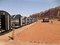 Campements pour touristes gérés par les Bédouins dans le désert du Wadi Rum (Jordanie).