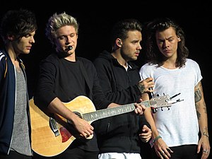 Ang One Direction habang nagtatanghal sa Glasgow sa kanilang On The Road Again Tour noong Oktubre 2015. Mula sa kaliwa: Louis Tomlinson, Niall Horan, Liam Payne, at Harry Styles.