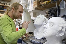 Medewerker van Guido Geelen, werkend aan de sculptuur "Een Nieuwe Laocoön" (2009)