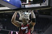 Dwyane Wade macht Klimmzüge am Korb