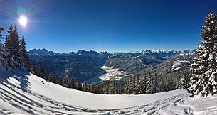 Gosau im Winter vom Hohen Kalmberg, gegen den Gosaukamm und das Skigebiet Dachstein West