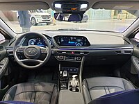 Interior (pre-facelift)