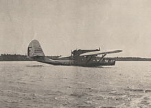 Photographie en noir et blanc d'un hydravion posé sur l'eau.