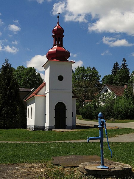 File:Pojbuky, návesní kaple svaté Anny.jpg