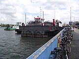 Fietsenstalling op een aangemeerde veerpont bij Amsterdam CS. Dit is de oude Rijkspont nr. 5 die vroeger over het Noordzeekanaal voer.