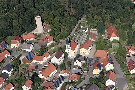 Burgruine und Kirche (2013)