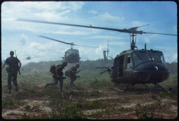 M-60 evel arm-dor e-bourzh ur viñsaskell Huey e Brezel Vietnam