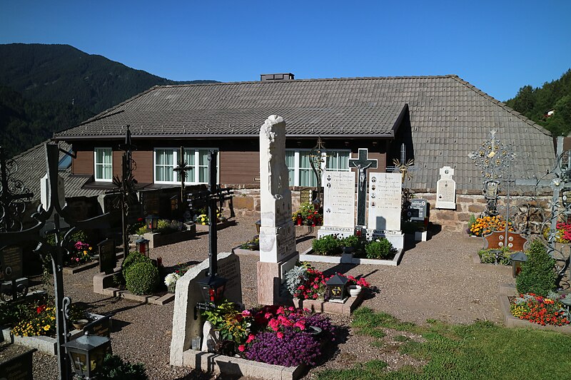 File:Villnöß Friedhof 05.jpg