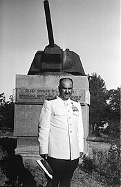 Le général ayant commandé l'unité, Ivan Lioudnikov, devant un mémorial à la 138e division (années 1960 prob.).