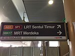 Papan tanda stesen di Stesen LRT Plaza Rakyat menghala ke Stesen MRT Merdeka.