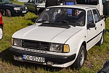 biała skoda 120 L w czasie zlotu zabytkowych pojazdów na Górze Św Anny 2021