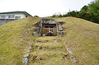 Yksi Iwauchin kofun-ryhmän hautakummuista