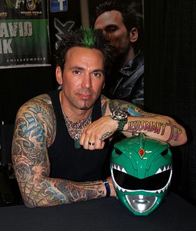 Jason David Frank, l’interprète du personnage, ici avec le casque du Ranger vert