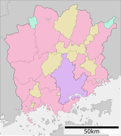 Mapa konturowa prefektury Okayama, po lewej nieco u góry znajduje się punkt z opisem „Niimi”