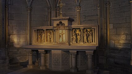 The retable and altar in the axial chapel