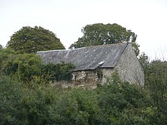 Motte de l'ancienne salle seigneuriale.