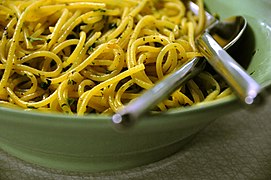 Spaghettis à l'ail, au persil et au poivre noir.