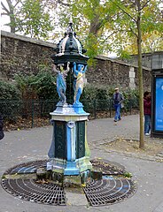 Fontaine Wallace située devant le cimetière du Père-Lachaise.