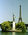 La replica della statua della Libertà con lo sfondo della Torre Eiffel