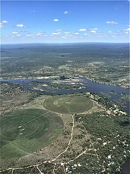 Irrigatiecirkels in Zambia; het eiland Sindabezi; op de achtergrond Zimbabwe