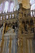 Déporation du Christ sobre un transparente (claire-voie) encuadrado por pilastras y arabescos (catedral de Chartres).