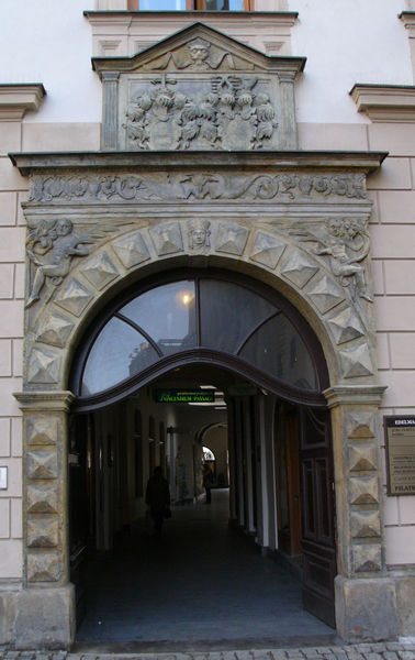 File:Edlmannuv palac portal.jpg