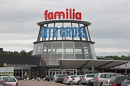 Entrén till Familia Köpcentrum och City Gross i Hyllinge.