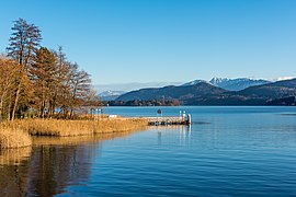 Un quai, un lac, des montagnes.