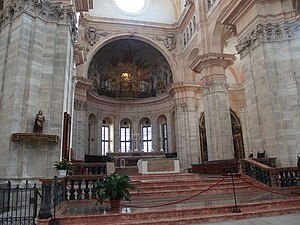 L'altare maggiore con sopra la "macchina" delle spine.