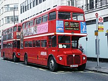 Due vecchi modelli AEC Routemaster RML 2375 ancora in regolare servizio a Londra nel 2004